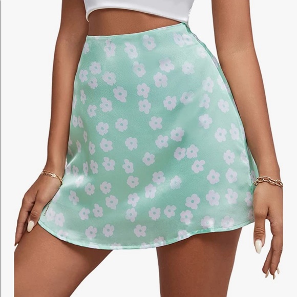 Princess Polly looks like Green mini satin skirt. - Picture 6 of 12